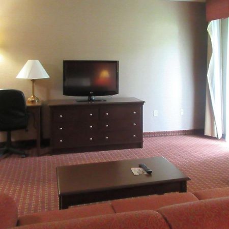 Quality Inn & Suites Owego Exterior photo