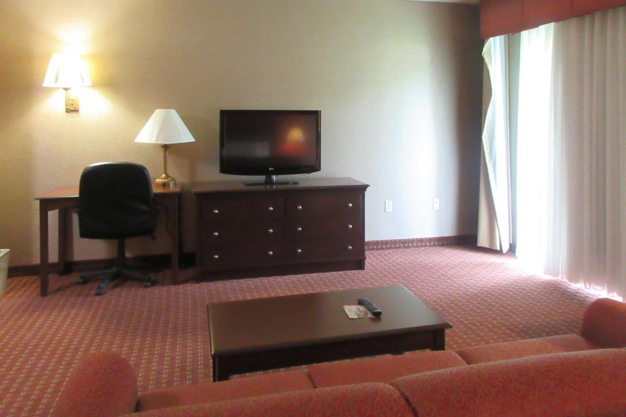 Quality Inn & Suites Owego Exterior photo