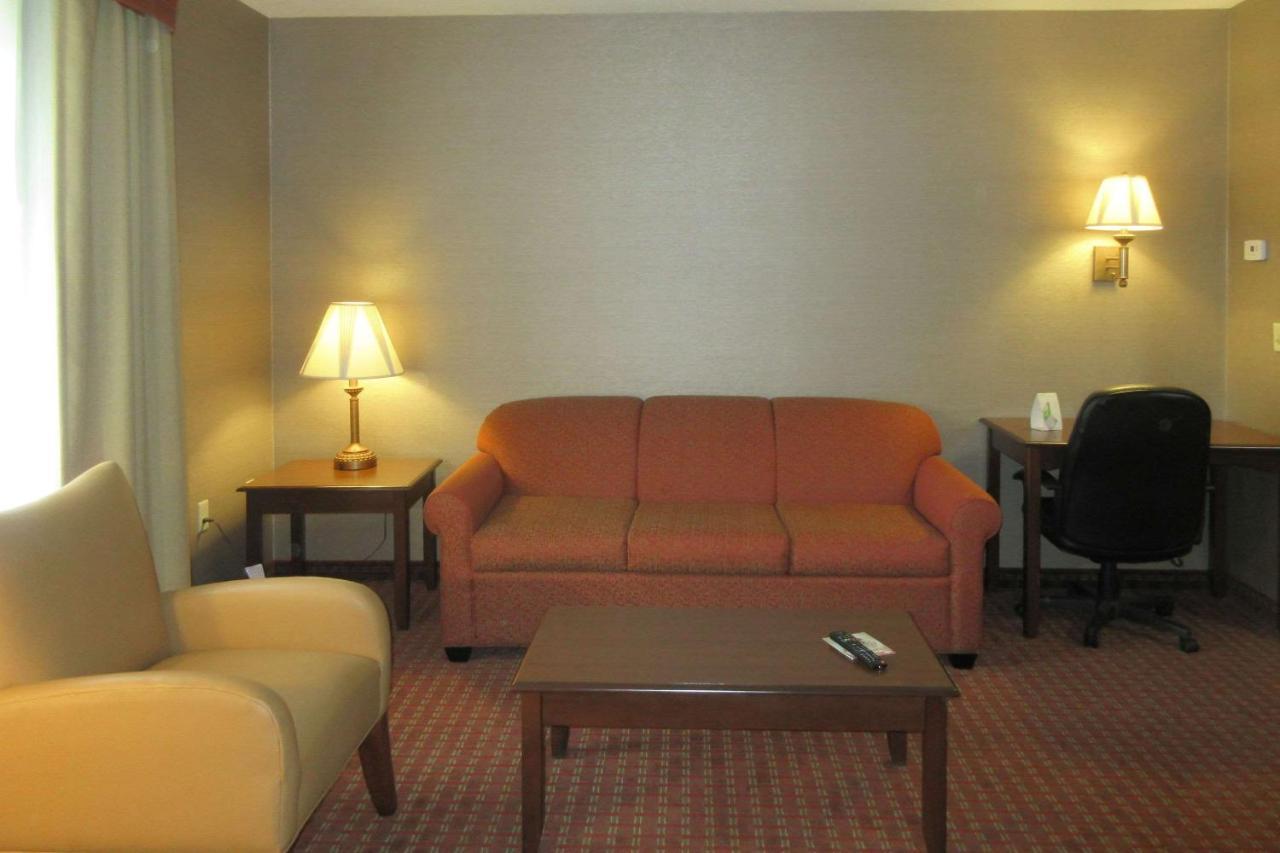 Quality Inn & Suites Owego Exterior photo